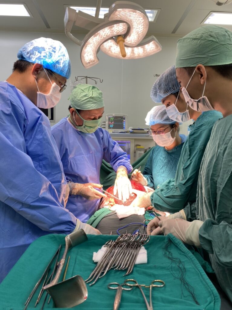 Cắt khối u chiếm trọn ổ bụng ở bệnh nhân 60 tuổi 1 305e72d716