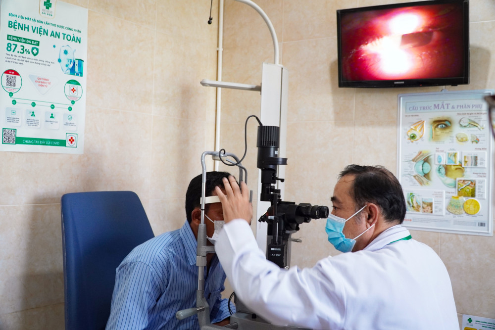 Bỏng giác mạc vì nhầm dầu gió là thuốc nhỏ mắt 1 d6053f85c6