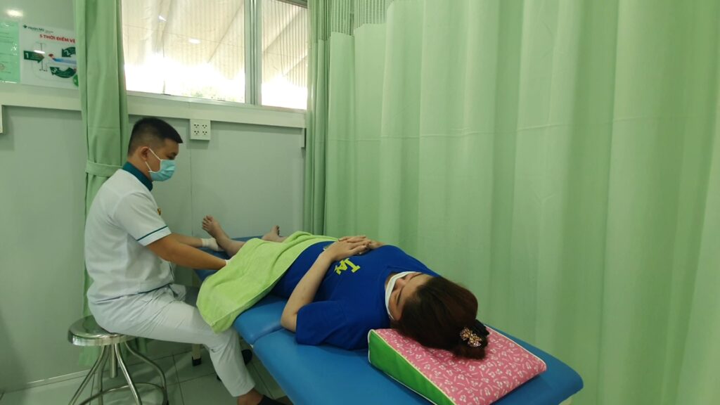 Tập vật lý trị liệu đúng cách, bệnh nhân mau hồi phục xương khớp 1 eb286952f3