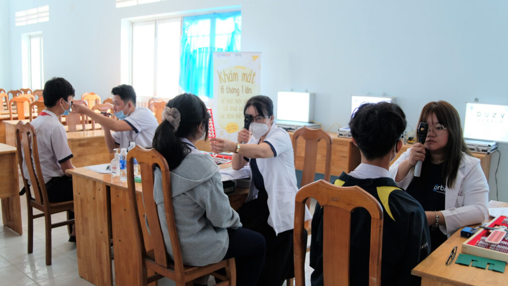 Sàng lọc thị lực cho hơn 72.000 trẻ 1 51d038f061