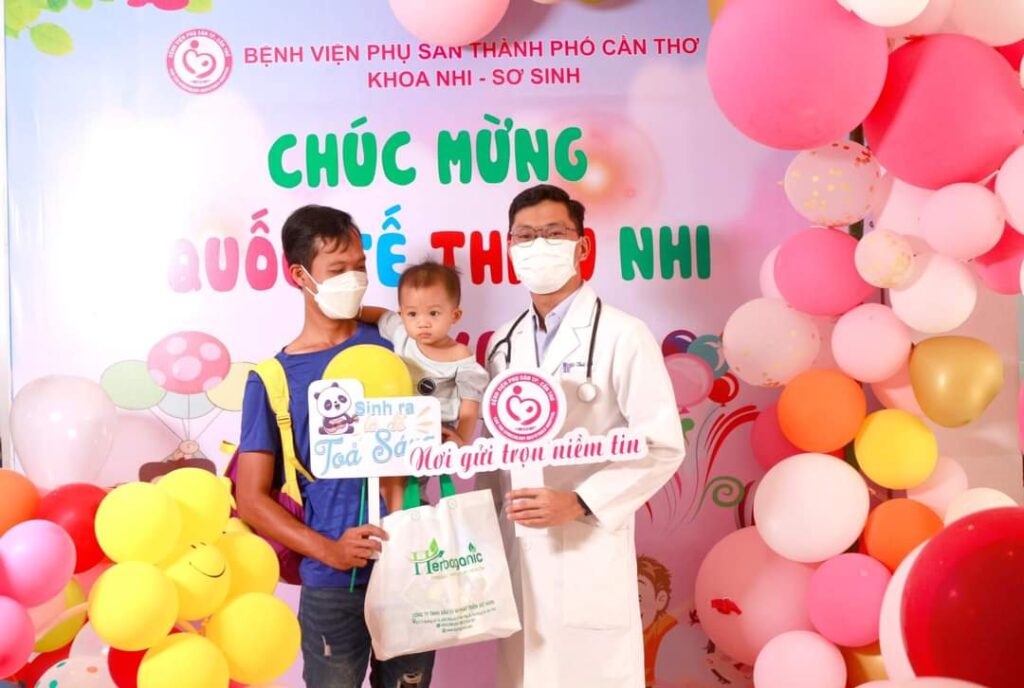 Tặng quà cho bệnh nhi Ngày Quốc tế thiếu nhi 1 82b7899739