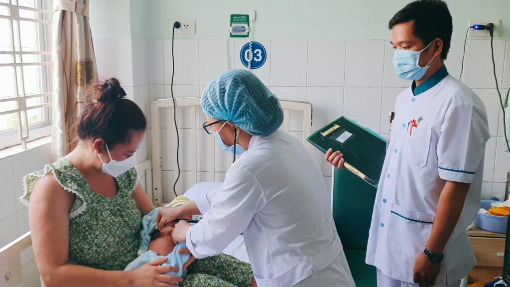 Cứu sống em bé non tháng nguy kịch 1 acd97dc7dc