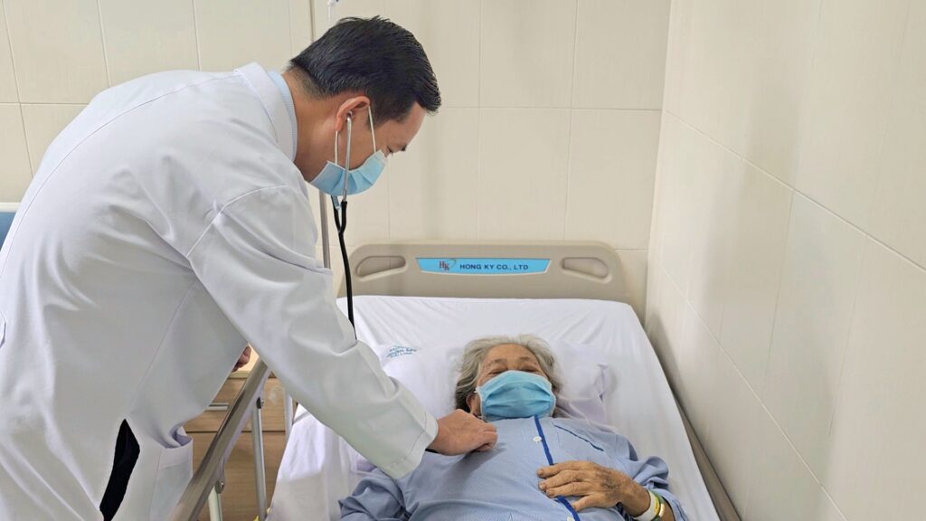 Cụ bà mắc đái tháo đường không chữa trị, gặp hàng loạt biến chứng 1 a2ec8913de