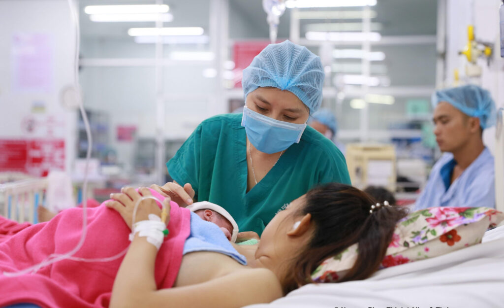 Nuôi con bằng sữa mẹ ngay khi chào đời 1 6cf6d853e0