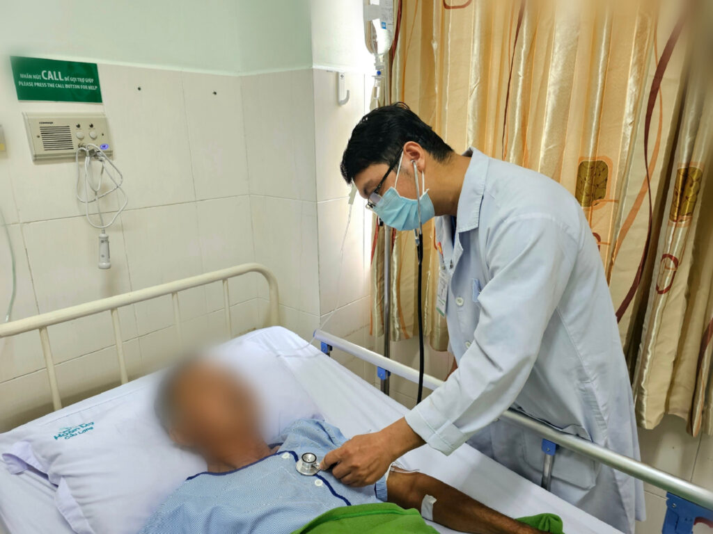 Phun thuốc diệt cỏ không mặc đồ bảo hộ, ngộ độc, suy hô hấp nặng 1 41191ac361