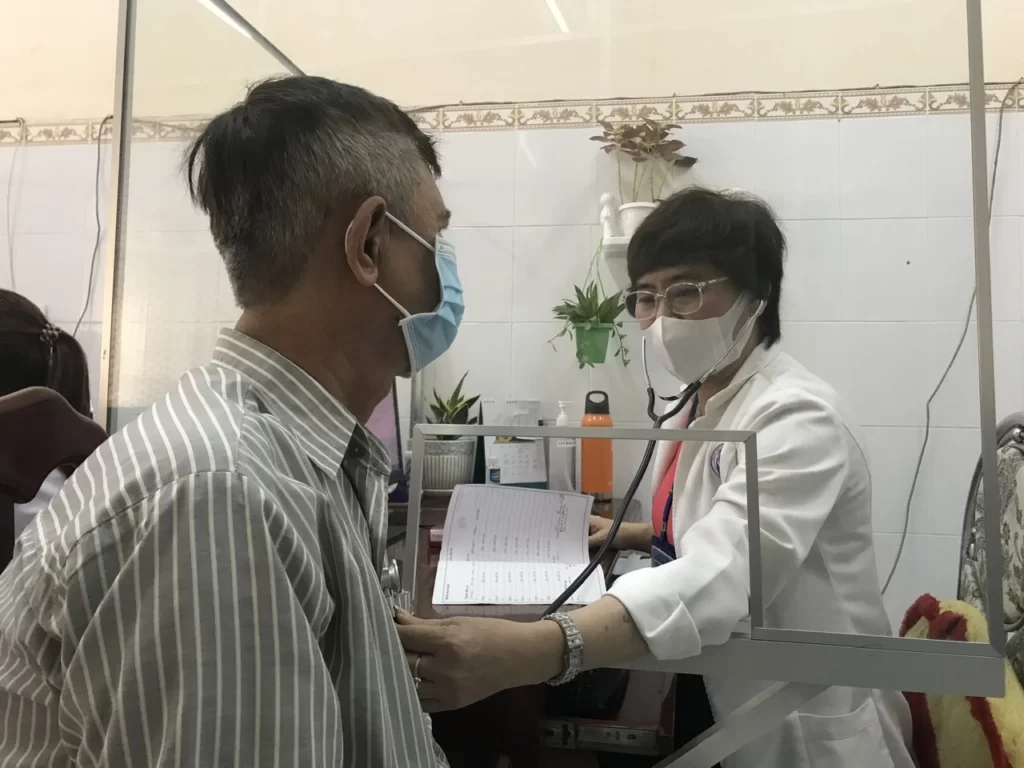 Mỗi ngày, hơn 1.000 lượt người đến bệnh viện tuyến quận 1 734fd59937