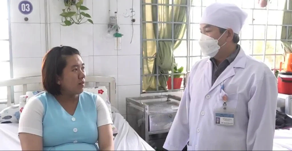 Bà bầu bị chuột rút, phù chân cần gặp bác sĩ 1 c542723103