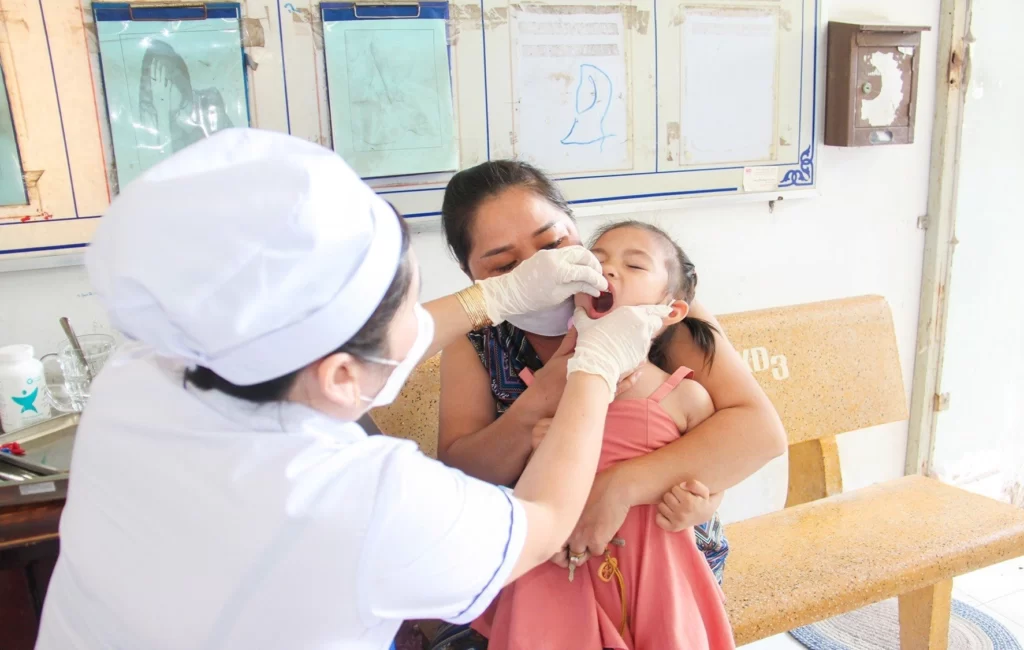 Đưa trẻ 6-35 tháng tuổi đến trạm y tế uống Vitamin A 1 f5ca346488
