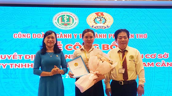 Lễ công bố quyết định thành lập công đoàn cơ sở Bệnh viện Đại học Nam Cần Thơ 2 51b315890a