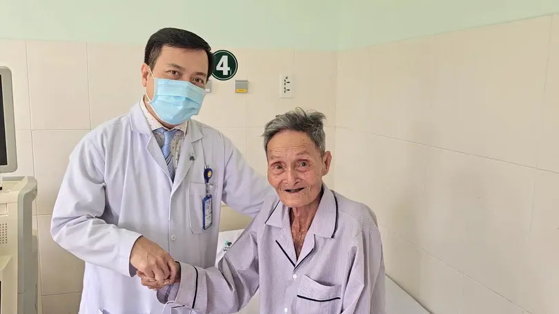 Hai ê-kíp đồng thời thực hiện ca mổ cứu cụ ông bị mắc bệnh tim rất hiếm gặp 2 1708960701