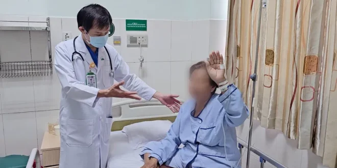 Phản ứng nhanh, cứu kịp cụ bà bị đột quỵ 2 1718510385